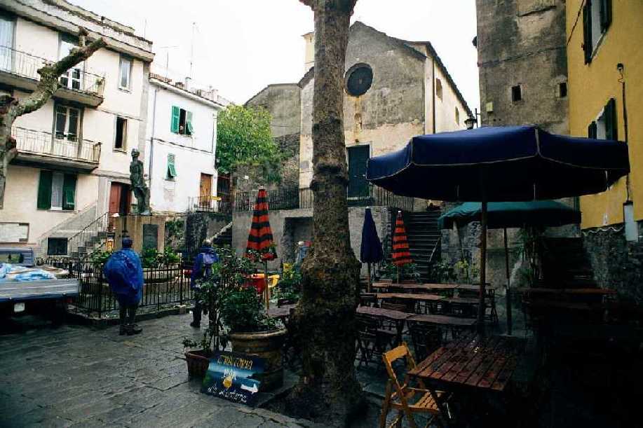 Corniglia - Kirchplatz   b13cor3.jpg