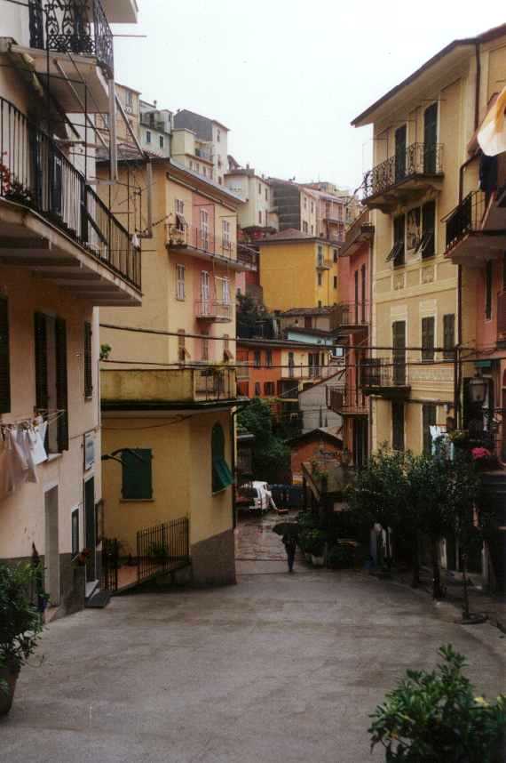 Gasse in
        Manarola   b14man4.jpg