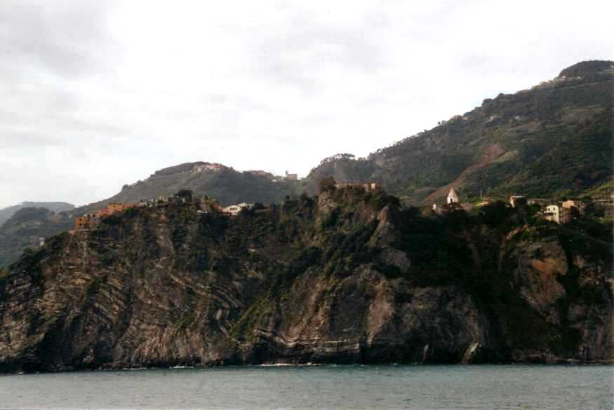 Corniglia
        im Hintergrund San Bernardino   b151cor1.jpg